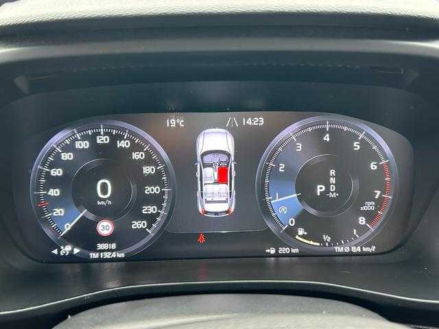 ボルボ ＸＣ４０ T4 AWD Rデザイン 埼玉県 2020(令2)年 3.9万km パール ワンオーナー　/ハーフレザーシート　/純正ナビゲーション　/地デジ　/ブラックルーフ　/純正１９インチアルミホイール　/パワーバックドア　/ＬＥＤヘッドライト　/ルーフレール