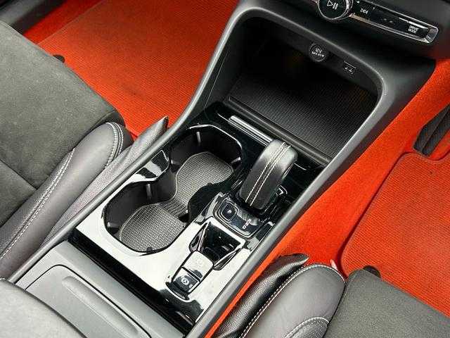 ボルボ ＸＣ４０ T4 AWD Rデザイン 埼玉県 2020(令2)年 3.9万km パール ワンオーナー　/ハーフレザーシート　/純正ナビゲーション　/地デジ　/ブラックルーフ　/純正１９インチアルミホイール　/パワーバックドア　/ＬＥＤヘッドライト　/ルーフレール