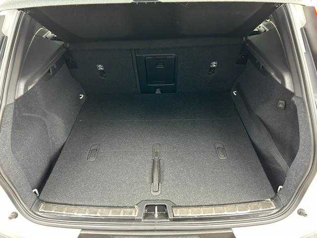 ボルボ ＸＣ４０ T4 AWD Rデザイン 埼玉県 2020(令2)年 3.9万km パール ワンオーナー　/ハーフレザーシート　/純正ナビゲーション　/地デジ　/ブラックルーフ　/純正１９インチアルミホイール　/パワーバックドア　/ＬＥＤヘッドライト　/ルーフレール