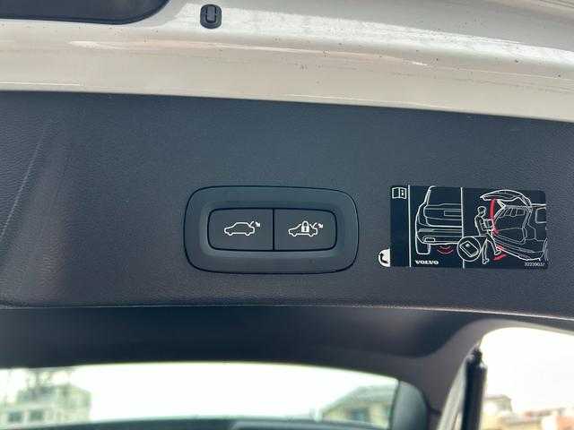 ボルボ ＸＣ４０ T4 AWD Rデザイン 埼玉県 2020(令2)年 3.9万km パール ワンオーナー　/ハーフレザーシート　/純正ナビゲーション　/地デジ　/ブラックルーフ　/純正１９インチアルミホイール　/パワーバックドア　/ＬＥＤヘッドライト　/ルーフレール