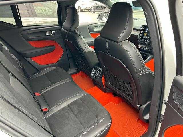 ボルボ ＸＣ４０ T4 AWD Rデザイン 埼玉県 2020(令2)年 3.9万km パール ワンオーナー　/ハーフレザーシート　/純正ナビゲーション　/地デジ　/ブラックルーフ　/純正１９インチアルミホイール　/パワーバックドア　/ＬＥＤヘッドライト　/ルーフレール