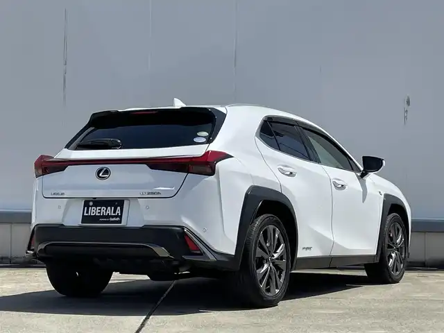 レクサス ＵＸ 250h Fスポーツ 東京都 2019(平31)年 3.5万km ホワイトノーヴァガラスフレーク Lexus Safety System ＋/・プリクラッシュセーフティ/・レーントレーシングアシスト［LTA］/・オートマチックハイビーム［AHB］/・アダプティブハイビームシステム［AHS］/・レーダークルーズコントロール（全車速追従機能付）/・ロードサインアシスト［RSA］/ムーンルーフ（チルト&アウタースライド式）/ルーフレール/ブラインドスポットモニター［BSM］/パノラミックビューモニター/パワーイージーアクセスシステム/（運転席オートスライドアウェイ&リターンメモリー機能）/ステアリングヒーター