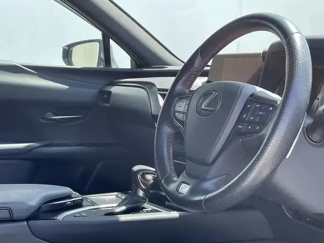 レクサス ＵＸ 250h Fスポーツ 東京都 2019(平31)年 3.5万km ホワイトノーヴァガラスフレーク Lexus Safety System ＋/・プリクラッシュセーフティ/・レーントレーシングアシスト［LTA］/・オートマチックハイビーム［AHB］/・アダプティブハイビームシステム［AHS］/・レーダークルーズコントロール（全車速追従機能付）/・ロードサインアシスト［RSA］/ムーンルーフ（チルト&アウタースライド式）/ルーフレール/ブラインドスポットモニター［BSM］/パノラミックビューモニター/パワーイージーアクセスシステム/（運転席オートスライドアウェイ&リターンメモリー機能）/ステアリングヒーター