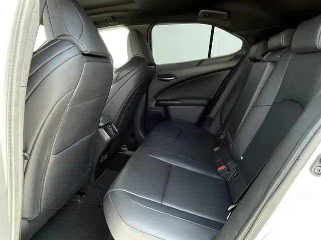 レクサス ＵＸ 250h Fスポーツ 東京都 2019(平31)年 3.5万km ホワイトノーヴァガラスフレーク Lexus Safety System ＋/・プリクラッシュセーフティ/・レーントレーシングアシスト［LTA］/・オートマチックハイビーム［AHB］/・アダプティブハイビームシステム［AHS］/・レーダークルーズコントロール（全車速追従機能付）/・ロードサインアシスト［RSA］/ムーンルーフ（チルト&アウタースライド式）/ルーフレール/ブラインドスポットモニター［BSM］/パノラミックビューモニター/パワーイージーアクセスシステム/（運転席オートスライドアウェイ&リターンメモリー機能）/ステアリングヒーター