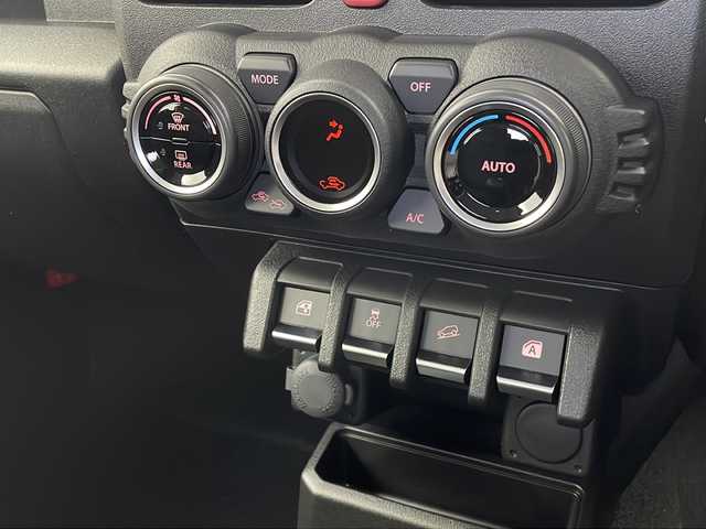 スズキ ジムニー XC 栃木県 2023(令5)年 0.1万km シフォンアイボリーM スズキセーフティサポート/・衝突軽減ブレーキ/・レーンアシスト/・オートマチックハイビーム/ダウンヒルアシスト/クルーズコントロール/アイドリングストップ/前席シートヒーター/トランスファーレバー/LEDヘッドライト/フォグランプ/ヘッドライトウォッシャー/オートライト/ステアリングスイッチ/電動格納ミラー/オートエアコン