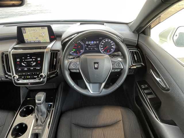 トヨタ クラウン ハイブリッド S Cパッケージ 静岡県 2018(平30)年 1.5万km ホワイトパールクリスタルシャイン トヨタセーフティセンス　/レーダークルコン　　　/純正ナビ　/地デジ　/Ｂカメラ　/ＨＵＤ　/オートホールド　/オートハイビーム　/パドルシフト　/ステアリングスイッチ　　/革巻きステアリング　/純正１７インチＡＷ/スマートキー /スペアキー /保証書/取説