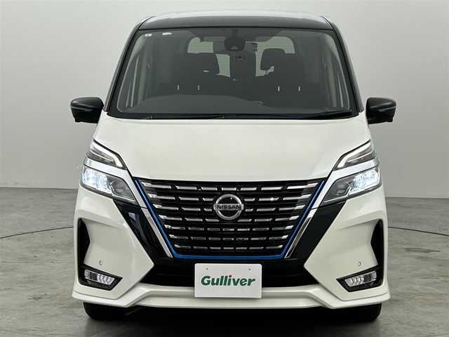 日産 セレナ e－パワー ハイウェイスター V 福岡県 2021(令3)年 2.7万km ブリリアントホワイトパール 2トーン 後席モニター　/純正ナビ　/全方位カメラ　/ＥＴＣ　/前方ドラレコ　/デジタルルームミラー　/ＡＣＣ　/プロパイロット　/コーナーセンサー　/エマージェンシーブレーキ　/レーンキープ　/ＢＳＭ　/両側電動スライドドア　/ＬＥＤ