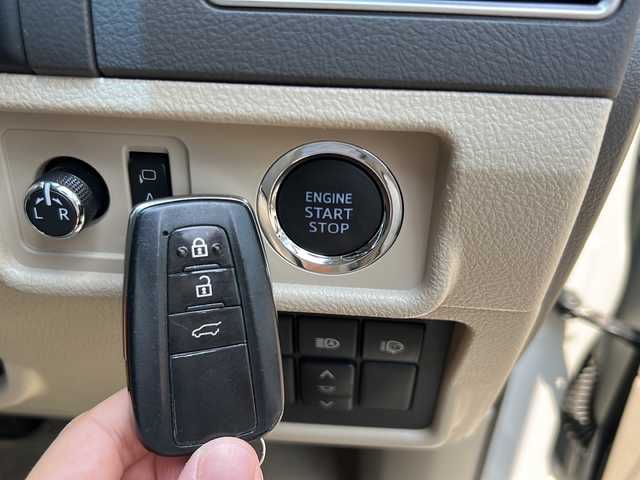 トヨタ ランドクルーザー プラド TX Lパッケージ 山口県 2023(令5)年 3.7万km ホワイトパールクリスタルシャイン ワンオーナー/サンルーフ/純正ナビ/BT/USB/Miracast/全周囲カメラ/ベージュ革シート/前席パワーシート/シートヒーター/エアシート/サードシート電動収納/純正LEDヘッドライト/純正フォグランプ/オートライト/オートハイビーム/社外１７インチアルミホイール/モデリスタエアロ/革巻きステアリング/ステアリングスイッチ/クルーズコントロール/衝突被害軽減ブレーキ/LKA/BSM/横滑り防止/コーナーセンサー/ルーフレール/スマートキー×２/純正フロアマット/純正ドアバイザー/ビルトインETC2.0/電動格納ウインカードアミラー(オート機能付き)