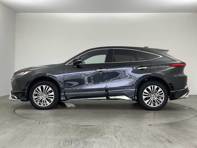 トヨタ ハリアー ハイブリッド Z レザーパッケージ 兵庫県 2023(令5)年 2.8万km プレシャスブラックパール ・モデリスタエアロ/・JBLプレミアムサウンド/・トヨタセーフティセンス/・プリクラッシュセーフティー/・レーンディバチャーアラート/・標識認識機能/・誤発進抑制機能/・ブラインドスポットモニター/・レーダークルーズコントロール/・クリアランスソナー/・純正12.3型ナビ＆TV＆BT＆USB＆Miracast/・パノラマミックビューモニター/・本革シート/・快適温熱シート/・シートベンチレーション/・運転席8ウェイパワーシート/・助手席4ウェイパワーシート/・パワーバックドア（ハンズフリー機能付き）/・デジタルインナーミラー（前後録画機能付き）/・ヘッドアップディスプレイ/・スマートキー/・スペアキー/・プッシュスタート/・ビルトインETC2.0/・ステアリングヒーター/・フロアマット/・LEDヘッドライト/・LEDフォグランプ/・オートライト/・AC１００V