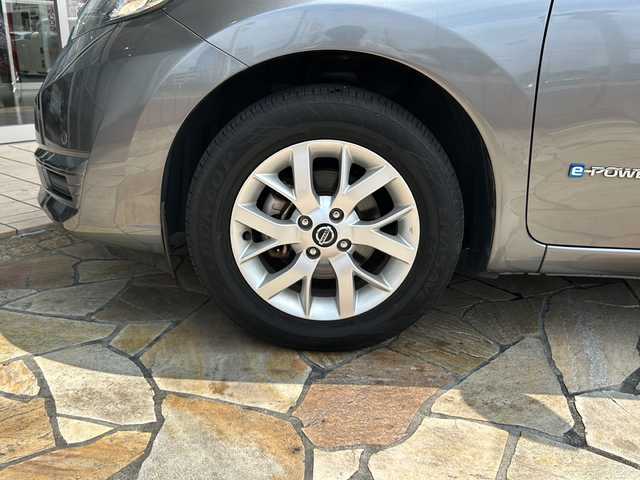 日産 ノート e－パワー X Vセレクション 静岡県 2020(令2)年 5.9万km ダークメタルグレー ケンウッドナビ(カロッツェリア)/・SD/・FM/・AM/・Bluetooth/・iPod/・USB/・CD/DVD/主要装備/・アラウンドビューモニター/・衝突被害軽減システム/・ＥＴＣ/・ＬＥＤヘッドライト/・オートライト/・デジタルインナーミラー/・クリアランスソナー/・１５インチ純正ＡＷ/・レーンキープアシスト/・横滑り防止装置