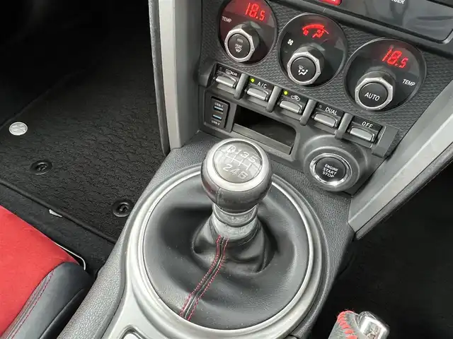 トヨタ ８６ GT リミテッド 三重県 2012(平24)年 13.9万km ライトニングレッド 6速MT/車高調（BLITZ）/フロントエアロ（トラスト）/リアエアロ/リアスポイラー/社外ホイール(RAYS　グラムライツ57CR）/社外オーディオ（Bluetooth/AM/FM/USB）/ドライブレコーダー（前）/ETC/社外エアクリーナー/ハーフレザー/シートヒーター（運転席/助手席）/オートライト/無塗装ディフューザー付同色リアバンパー/マフラーカッター/リアスポイラー/リアフォグランプ/フロアアンダーカバー/革/アルカンターラコンビシート/ウォークイン機構（助手席）/スペアキー