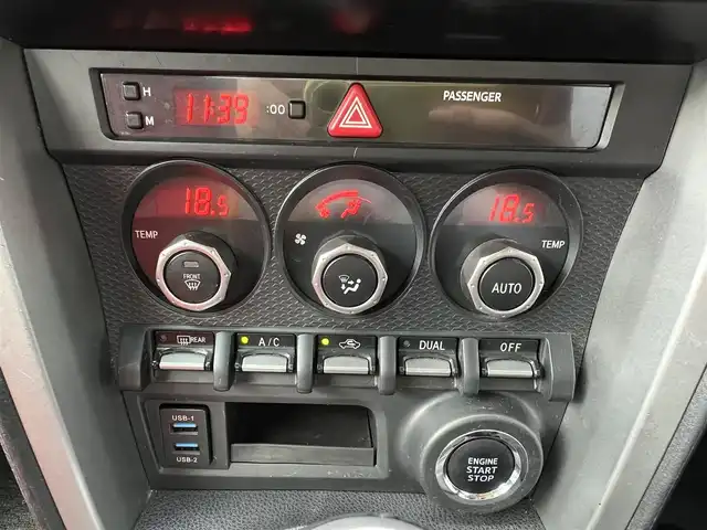 トヨタ ８６ GT リミテッド 三重県 2012(平24)年 13.9万km ライトニングレッド 6速MT/車高調（BLITZ）/フロントエアロ（トラスト）/リアエアロ/リアスポイラー/社外ホイール(RAYS　グラムライツ57CR）/社外オーディオ（Bluetooth/AM/FM/USB）/ドライブレコーダー（前）/ETC/社外エアクリーナー/ハーフレザー/シートヒーター（運転席/助手席）/オートライト/無塗装ディフューザー付同色リアバンパー/マフラーカッター/リアスポイラー/リアフォグランプ/フロアアンダーカバー/革/アルカンターラコンビシート/ウォークイン機構（助手席）/スペアキー