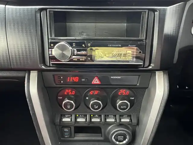 トヨタ ８６ GT リミテッド 三重県 2012(平24)年 13.9万km ライトニングレッド 6速MT/車高調（BLITZ）/フロントエアロ（トラスト）/リアエアロ/リアスポイラー/社外ホイール(RAYS　グラムライツ57CR）/社外オーディオ（Bluetooth/AM/FM/USB）/ドライブレコーダー（前）/ETC/社外エアクリーナー/ハーフレザー/シートヒーター（運転席/助手席）/オートライト/無塗装ディフューザー付同色リアバンパー/マフラーカッター/リアスポイラー/リアフォグランプ/フロアアンダーカバー/革/アルカンターラコンビシート/ウォークイン機構（助手席）/スペアキー