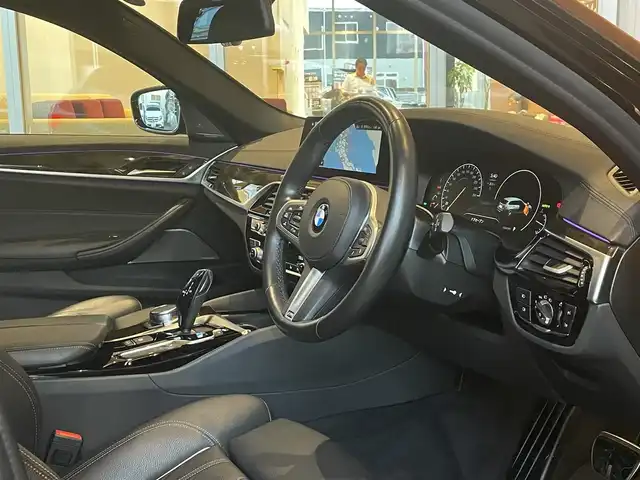 ＢＭＷ ５３０ｉ ツーリング Mスポーツ 宮城県 2018(平30)年 5.2万km サファイアブラックP セレクトパッケージ/ハイラインパッケージ/アクティブクルーズコントロール/インテリジェントセーフティ/レーンチェンジアシスト/レーンキープアシスト/パノラマガラスルーフ/harman/kardonサウンドシステム/ヘッドアップディスプレイ/iDriveナビゲーションシステム/フルセグTV/全方位カメラカメラ/ブラックレザーシート/全席シートヒーター/メモリ機能付きパワーシート/LEDヘッドライト/オートマチックハイビーム/コンフォートアクセス/パワーバックドア/純正19インチAW/ミラー一体型ETC車載器/ドライブレコーダー