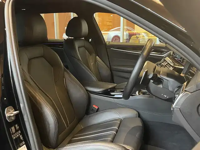 ＢＭＷ ５３０ｉ ツーリング Mスポーツ 宮城県 2018(平30)年 5.2万km サファイアブラックP セレクトパッケージ/ハイラインパッケージ/アクティブクルーズコントロール/インテリジェントセーフティ/レーンチェンジアシスト/レーンキープアシスト/パノラマガラスルーフ/harman/kardonサウンドシステム/ヘッドアップディスプレイ/iDriveナビゲーションシステム/フルセグTV/全方位カメラカメラ/ブラックレザーシート/全席シートヒーター/メモリ機能付きパワーシート/LEDヘッドライト/オートマチックハイビーム/コンフォートアクセス/パワーバックドア/純正19インチAW/ミラー一体型ETC車載器/ドライブレコーダー