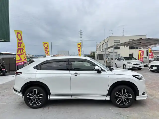 ホンダ ヴェゼル ハイブリッド e:HEV Z 京都府 2023(令5)年 1万km プラチナホワイトパール ワンオーナー/禁煙車/9966キロ/純正ナビ(MuSic rock)有りCD/DVD再生可能/Bluetooth/純正ドライブレコーダー前後/バックカメラ/レーダークルーズ/無限エアロ/USB/シートヒーター/シートカバー/ETC/フルセグTV/スマートキー2個/ブラインドスポット/ステアリングヒーター/保証書/説明書