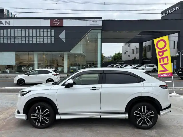 ホンダ ヴェゼル ハイブリッド e:HEV Z 京都府 2023(令5)年 1万km プラチナホワイトパール ワンオーナー/禁煙車/9966キロ/純正ナビ(MuSic rock)有りCD/DVD再生可能/Bluetooth/純正ドライブレコーダー前後/バックカメラ/レーダークルーズ/無限エアロ/USB/シートヒーター/シートカバー/ETC/フルセグTV/スマートキー2個/ブラインドスポット/ステアリングヒーター/保証書/説明書