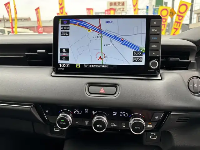 ホンダ ヴェゼル ハイブリッド e:HEV Z 京都府 2023(令5)年 1万km プラチナホワイトパール ワンオーナー/禁煙車/9966キロ/純正ナビ(MuSic rock)有りCD/DVD再生可能/Bluetooth/純正ドライブレコーダー前後/バックカメラ/レーダークルーズ/無限エアロ/USB/シートヒーター/シートカバー/ETC/フルセグTV/スマートキー2個/ブラインドスポット/ステアリングヒーター/保証書/説明書