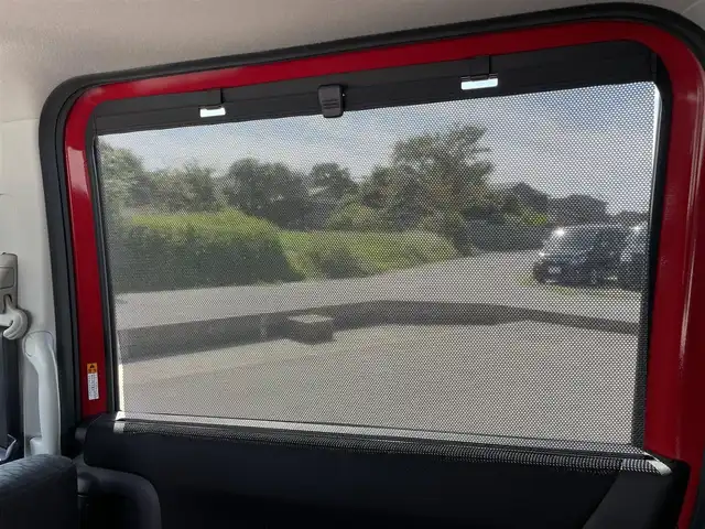 スズキ ソリオ 富山県 2017(平29)年 6.4万km ファーベントレッド 社外８インチナビ／/フルセグＴＶ／/Ｂｌｕｅｔｏｏｔｈ／/ＤＶＤ再生／/両側パワースライドドア／/スマートキー／/シートヒーター／/ＬＥＤオートライト／/フォグライト／