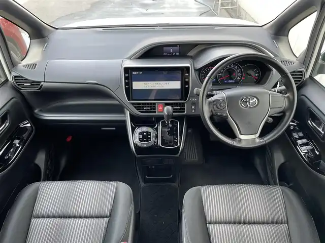 トヨタ ヴォクシー ZS 煌 東京都 2018(平30)年 2.7万km ホワイトパールクリスタルシャイン 純正ナビ【NSZN-Z68T】/　（フルセグ/CD/DVD/Bluetooth）/純正フリップダウンモニター【V12T-R68C】/バックカメラ/クルーズコントロール/横滑り防止装置/レーンキープアシスト/プリクラッシュセーフティ/ETC/両側パワースライドドア/前方ドライブレコーダー/純正ドアバイザー/フォグライト/スマートキー/純正16インチアルミホイール