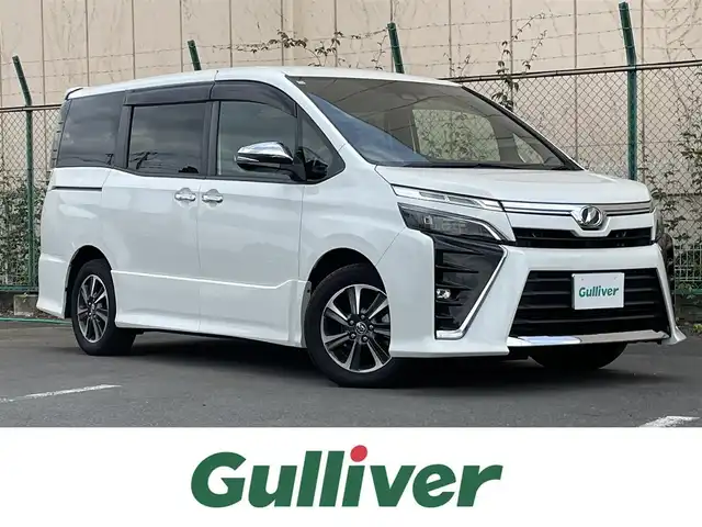 トヨタ ヴォクシー ZS 煌 東京都 2018(平30)年 2.7万km ホワイトパールクリスタルシャイン 純正ナビ【NSZN-Z68T】/　（フルセグ/CD/DVD/Bluetooth）/純正フリップダウンモニター【V12T-R68C】/バックカメラ/クルーズコントロール/横滑り防止装置/レーンキープアシスト/プリクラッシュセーフティ/ETC/両側パワースライドドア/前方ドライブレコーダー/純正ドアバイザー/フォグライト/スマートキー/純正16インチアルミホイール