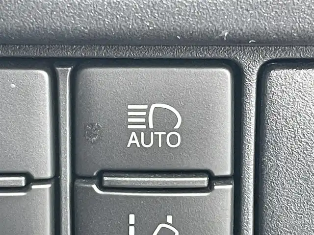 トヨタ ヴォクシー ZS 煌 東京都 2018(平30)年 2.7万km ホワイトパールクリスタルシャイン 純正ナビ【NSZN-Z68T】/　（フルセグ/CD/DVD/Bluetooth）/純正フリップダウンモニター【V12T-R68C】/バックカメラ/クルーズコントロール/横滑り防止装置/レーンキープアシスト/プリクラッシュセーフティ/ETC/両側パワースライドドア/前方ドライブレコーダー/純正ドアバイザー/フォグライト/スマートキー/純正16インチアルミホイール