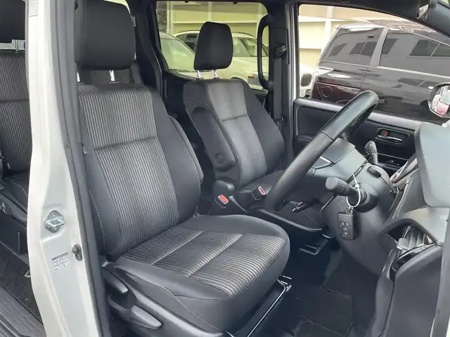 トヨタ ヴォクシー ZS 煌 東京都 2018(平30)年 2.7万km ホワイトパールクリスタルシャイン 純正ナビ【NSZN-Z68T】/　（フルセグ/CD/DVD/Bluetooth）/純正フリップダウンモニター【V12T-R68C】/バックカメラ/クルーズコントロール/横滑り防止装置/レーンキープアシスト/プリクラッシュセーフティ/ETC/両側パワースライドドア/前方ドライブレコーダー/純正ドアバイザー/フォグライト/スマートキー/純正16インチアルミホイール