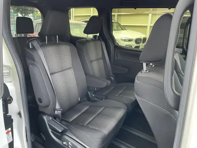 トヨタ ヴォクシー ZS 煌 東京都 2018(平30)年 2.7万km ホワイトパールクリスタルシャイン 純正ナビ【NSZN-Z68T】/　（フルセグ/CD/DVD/Bluetooth）/純正フリップダウンモニター【V12T-R68C】/バックカメラ/クルーズコントロール/横滑り防止装置/レーンキープアシスト/プリクラッシュセーフティ/ETC/両側パワースライドドア/前方ドライブレコーダー/純正ドアバイザー/フォグライト/スマートキー/純正16インチアルミホイール