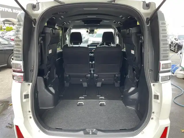 トヨタ ヴォクシー ZS 煌 東京都 2018(平30)年 2.7万km ホワイトパールクリスタルシャイン 純正ナビ【NSZN-Z68T】/　（フルセグ/CD/DVD/Bluetooth）/純正フリップダウンモニター【V12T-R68C】/バックカメラ/クルーズコントロール/横滑り防止装置/レーンキープアシスト/プリクラッシュセーフティ/ETC/両側パワースライドドア/前方ドライブレコーダー/純正ドアバイザー/フォグライト/スマートキー/純正16インチアルミホイール