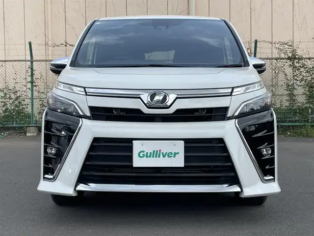 トヨタ ヴォクシー ZS 煌 東京都 2018(平30)年 2.7万km ホワイトパールクリスタルシャイン 純正ナビ【NSZN-Z68T】/　（フルセグ/CD/DVD/Bluetooth）/純正フリップダウンモニター【V12T-R68C】/バックカメラ/クルーズコントロール/横滑り防止装置/レーンキープアシスト/プリクラッシュセーフティ/ETC/両側パワースライドドア/前方ドライブレコーダー/純正ドアバイザー/フォグライト/スマートキー/純正16インチアルミホイール