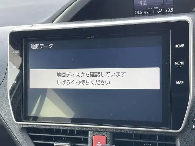 トヨタ ヴォクシー ZS 煌 東京都 2018(平30)年 2.7万km ホワイトパールクリスタルシャイン 純正ナビ【NSZN-Z68T】/　（フルセグ/CD/DVD/Bluetooth）/純正フリップダウンモニター【V12T-R68C】/バックカメラ/クルーズコントロール/横滑り防止装置/レーンキープアシスト/プリクラッシュセーフティ/ETC/両側パワースライドドア/前方ドライブレコーダー/純正ドアバイザー/フォグライト/スマートキー/純正16インチアルミホイール