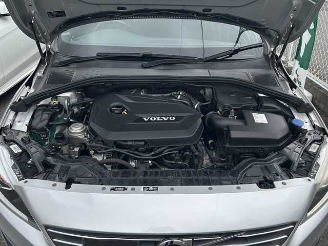 ボルボ Ｖ６０ T4 愛知県 2014(平26)年 9.4万km ブライトシルバーM /禁煙車/ワンオーナー//純正ナビ・フルセグTV//ETC/バックカメラ//黒革シート//シティセーフティ//ACC/BLIS//LDW/RSI//パークアシスト//前席シートヒーター//運転席パワーシート//パドルシフト//ハンドルヒーター//ルーフレール//純正１７インチアルミ//電動格納ミラーウインカー//ステアスイッチ//ドアバイザー/フロアマット//新車保証書/取扱説明書//スペアキー×１