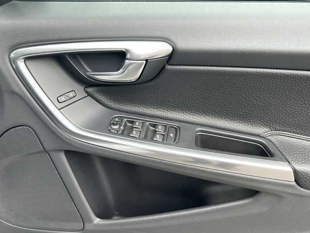 ボルボ Ｖ６０ T4 愛知県 2014(平26)年 9.4万km ブライトシルバーM /禁煙車/ワンオーナー//純正ナビ・フルセグTV//ETC/バックカメラ//黒革シート//シティセーフティ//ACC/BLIS//LDW/RSI//パークアシスト//前席シートヒーター//運転席パワーシート//パドルシフト//ハンドルヒーター//ルーフレール//純正１７インチアルミ//電動格納ミラーウインカー//ステアスイッチ//ドアバイザー/フロアマット//新車保証書/取扱説明書//スペアキー×１