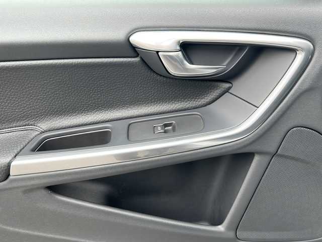 ボルボ Ｖ６０ T4 愛知県 2014(平26)年 9.4万km ブライトシルバーM /禁煙車/ワンオーナー//純正ナビ・フルセグTV//ETC/バックカメラ//黒革シート//シティセーフティ//ACC/BLIS//LDW/RSI//パークアシスト//前席シートヒーター//運転席パワーシート//パドルシフト//ハンドルヒーター//ルーフレール//純正１７インチアルミ//電動格納ミラーウインカー//ステアスイッチ//ドアバイザー/フロアマット//新車保証書/取扱説明書//スペアキー×１