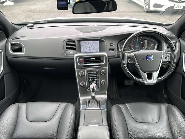 ボルボ Ｖ６０ T4 愛知県 2014(平26)年 9.4万km ブライトシルバーM /禁煙車/ワンオーナー//純正ナビ・フルセグTV//ETC/バックカメラ//黒革シート//シティセーフティ//ACC/BLIS//LDW/RSI//パークアシスト//前席シートヒーター//運転席パワーシート//パドルシフト//ハンドルヒーター//ルーフレール//純正１７インチアルミ//電動格納ミラーウインカー//ステアスイッチ//ドアバイザー/フロアマット//新車保証書/取扱説明書//スペアキー×１