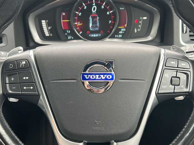ボルボ Ｖ６０ T4 愛知県 2014(平26)年 9.4万km ブライトシルバーM /禁煙車/ワンオーナー//純正ナビ・フルセグTV//ETC/バックカメラ//黒革シート//シティセーフティ//ACC/BLIS//LDW/RSI//パークアシスト//前席シートヒーター//運転席パワーシート//パドルシフト//ハンドルヒーター//ルーフレール//純正１７インチアルミ//電動格納ミラーウインカー//ステアスイッチ//ドアバイザー/フロアマット//新車保証書/取扱説明書//スペアキー×１