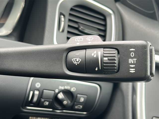 ボルボ Ｖ６０ T4 愛知県 2014(平26)年 9.4万km ブライトシルバーM /禁煙車/ワンオーナー//純正ナビ・フルセグTV//ETC/バックカメラ//黒革シート//シティセーフティ//ACC/BLIS//LDW/RSI//パークアシスト//前席シートヒーター//運転席パワーシート//パドルシフト//ハンドルヒーター//ルーフレール//純正１７インチアルミ//電動格納ミラーウインカー//ステアスイッチ//ドアバイザー/フロアマット//新車保証書/取扱説明書//スペアキー×１