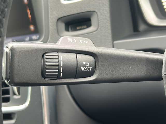 ボルボ Ｖ６０ T4 愛知県 2014(平26)年 9.4万km ブライトシルバーM /禁煙車/ワンオーナー//純正ナビ・フルセグTV//ETC/バックカメラ//黒革シート//シティセーフティ//ACC/BLIS//LDW/RSI//パークアシスト//前席シートヒーター//運転席パワーシート//パドルシフト//ハンドルヒーター//ルーフレール//純正１７インチアルミ//電動格納ミラーウインカー//ステアスイッチ//ドアバイザー/フロアマット//新車保証書/取扱説明書//スペアキー×１