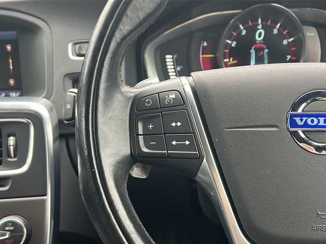 ボルボ Ｖ６０ T4 愛知県 2014(平26)年 9.4万km ブライトシルバーM /禁煙車/ワンオーナー//純正ナビ・フルセグTV//ETC/バックカメラ//黒革シート//シティセーフティ//ACC/BLIS//LDW/RSI//パークアシスト//前席シートヒーター//運転席パワーシート//パドルシフト//ハンドルヒーター//ルーフレール//純正１７インチアルミ//電動格納ミラーウインカー//ステアスイッチ//ドアバイザー/フロアマット//新車保証書/取扱説明書//スペアキー×１