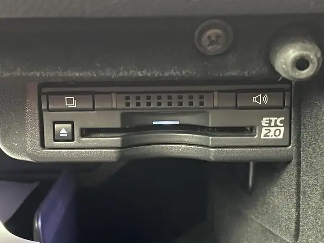 レクサス ＩＳ 300h Fスポーツ 群馬県 2018(平30)年 7.7万km ホワイトノーヴァガラスフレーク ブラインドスポットモニター/リアクロストラフィックアラート/3眼LEDヘッドライト/F SPORT”専用本革スポーツシート/・運転席ポジションメモリー/・運転席/助手席ベンチレーション機能付/・電動チルト＆テレスコピックステアリングコラム/・後席SRSサイドエアバッグ/・オート電動格納式ドアミラー/・パワーイージーアクセスシステム/－－－－－－－－－/純正10.3インチSDナビ/（フルセグTV/BT/CD/DVD/SD/AUX/AM/FM）/－－－－－－－－－/ＢＳＭ　リアクロストラフィックアラート　３眼ＬＥＤヘッドライト　Ｆスポーツ専用本革シート　純正１０．３インチナビ　全周囲カメラ　前後ドライブレコーダー　レクサスセーフティシステム＋　スマートキー　禁煙