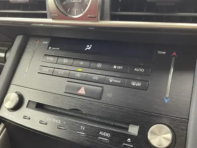 レクサス ＩＳ 300h Fスポーツ 群馬県 2018(平30)年 7.7万km ホワイトノーヴァガラスフレーク ブラインドスポットモニター/リアクロストラフィックアラート/3眼LEDヘッドライト/F SPORT”専用本革スポーツシート/・運転席ポジションメモリー/・運転席/助手席ベンチレーション機能付/・電動チルト＆テレスコピックステアリングコラム/・後席SRSサイドエアバッグ/・オート電動格納式ドアミラー/・パワーイージーアクセスシステム/－－－－－－－－－/純正10.3インチSDナビ/（フルセグTV/BT/CD/DVD/SD/AUX/AM/FM）/－－－－－－－－－/ＢＳＭ　リアクロストラフィックアラート　３眼ＬＥＤヘッドライト　Ｆスポーツ専用本革シート　純正１０．３インチナビ　全周囲カメラ　前後ドライブレコーダー　レクサスセーフティシステム＋　スマートキー　禁煙