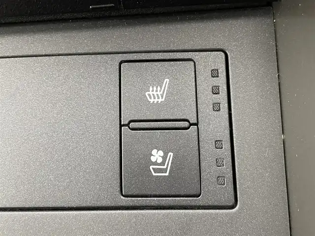 レクサス ＩＳ 300h Fスポーツ 群馬県 2018(平30)年 7.7万km ホワイトノーヴァガラスフレーク ブラインドスポットモニター/リアクロストラフィックアラート/3眼LEDヘッドライト/F SPORT”専用本革スポーツシート/・運転席ポジションメモリー/・運転席/助手席ベンチレーション機能付/・電動チルト＆テレスコピックステアリングコラム/・後席SRSサイドエアバッグ/・オート電動格納式ドアミラー/・パワーイージーアクセスシステム/－－－－－－－－－/純正10.3インチSDナビ/（フルセグTV/BT/CD/DVD/SD/AUX/AM/FM）/－－－－－－－－－/ＢＳＭ　リアクロストラフィックアラート　３眼ＬＥＤヘッドライト　Ｆスポーツ専用本革シート　純正１０．３インチナビ　全周囲カメラ　前後ドライブレコーダー　レクサスセーフティシステム＋　スマートキー　禁煙