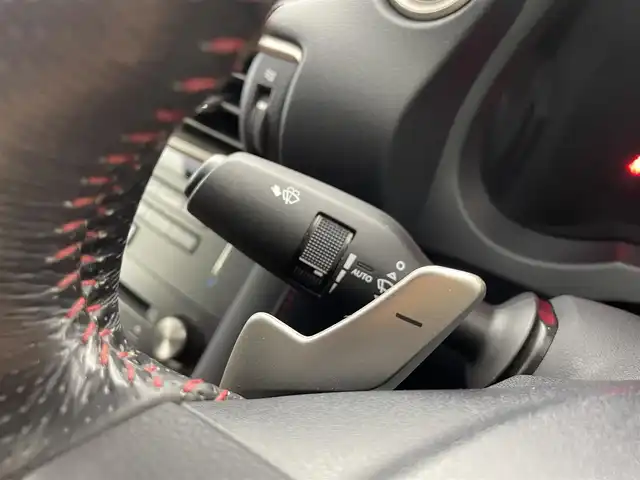 レクサス ＩＳ 300h Fスポーツ 群馬県 2018(平30)年 7.7万km ホワイトノーヴァガラスフレーク ブラインドスポットモニター/リアクロストラフィックアラート/3眼LEDヘッドライト/F SPORT”専用本革スポーツシート/・運転席ポジションメモリー/・運転席/助手席ベンチレーション機能付/・電動チルト＆テレスコピックステアリングコラム/・後席SRSサイドエアバッグ/・オート電動格納式ドアミラー/・パワーイージーアクセスシステム/－－－－－－－－－/純正10.3インチSDナビ/（フルセグTV/BT/CD/DVD/SD/AUX/AM/FM）/－－－－－－－－－/ＢＳＭ　リアクロストラフィックアラート　３眼ＬＥＤヘッドライト　Ｆスポーツ専用本革シート　純正１０．３インチナビ　全周囲カメラ　前後ドライブレコーダー　レクサスセーフティシステム＋　スマートキー　禁煙