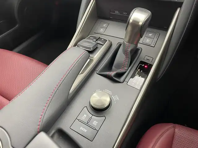 レクサス ＩＳ 300h Fスポーツ 群馬県 2018(平30)年 7.7万km ホワイトノーヴァガラスフレーク ブラインドスポットモニター/リアクロストラフィックアラート/3眼LEDヘッドライト/F SPORT”専用本革スポーツシート/・運転席ポジションメモリー/・運転席/助手席ベンチレーション機能付/・電動チルト＆テレスコピックステアリングコラム/・後席SRSサイドエアバッグ/・オート電動格納式ドアミラー/・パワーイージーアクセスシステム/－－－－－－－－－/純正10.3インチSDナビ/（フルセグTV/BT/CD/DVD/SD/AUX/AM/FM）/－－－－－－－－－/ＢＳＭ　リアクロストラフィックアラート　３眼ＬＥＤヘッドライト　Ｆスポーツ専用本革シート　純正１０．３インチナビ　全周囲カメラ　前後ドライブレコーダー　レクサスセーフティシステム＋　スマートキー　禁煙