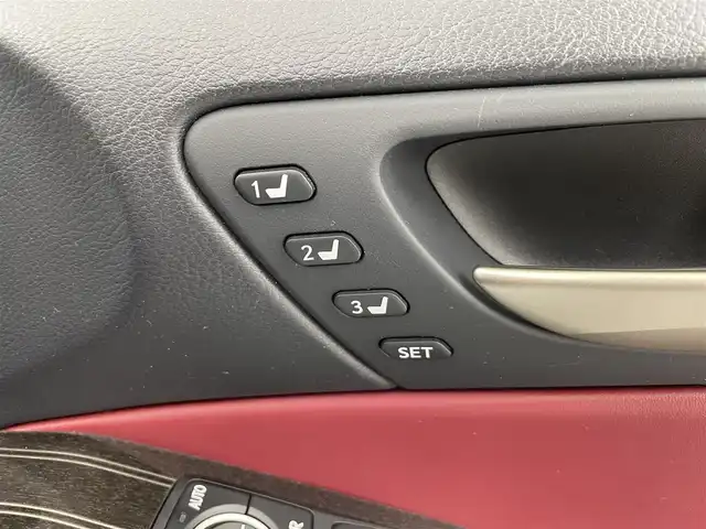 レクサス ＩＳ 300h Fスポーツ 群馬県 2018(平30)年 7.7万km ホワイトノーヴァガラスフレーク ブラインドスポットモニター/リアクロストラフィックアラート/3眼LEDヘッドライト/F SPORT”専用本革スポーツシート/・運転席ポジションメモリー/・運転席/助手席ベンチレーション機能付/・電動チルト＆テレスコピックステアリングコラム/・後席SRSサイドエアバッグ/・オート電動格納式ドアミラー/・パワーイージーアクセスシステム/－－－－－－－－－/純正10.3インチSDナビ/（フルセグTV/BT/CD/DVD/SD/AUX/AM/FM）/－－－－－－－－－/ＢＳＭ　リアクロストラフィックアラート　３眼ＬＥＤヘッドライト　Ｆスポーツ専用本革シート　純正１０．３インチナビ　全周囲カメラ　前後ドライブレコーダー　レクサスセーフティシステム＋　スマートキー　禁煙