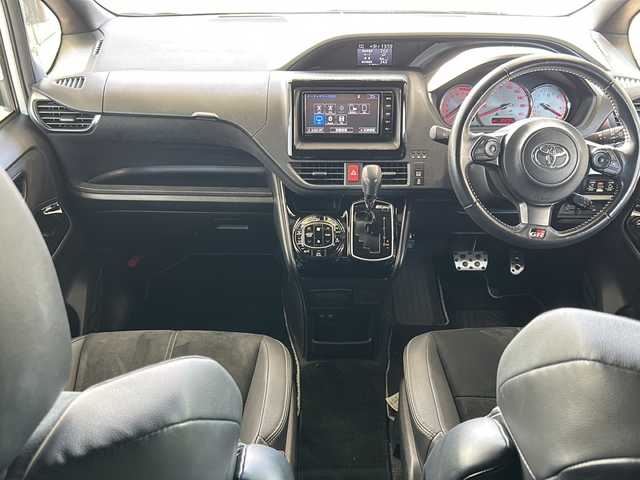 トヨタ ノア Si GRスポーツ 愛媛県 2019(令1)年 3.6万km ホワイトパールクリスタルシャイン 純正ナビ(フルセグTV/CD/DVD/AM・FM/BT)/バックカメラ/ビルトインETC/前方ドラレコ/ToyotaSafetySenseC/・プリクラッシュセーフティシステム/・レーンディパーチャーアラート/・オートマチックハイビーム/先行車発進告知機能/クルーズコントロール/両側パワースライドドア/GRフロアマット/アルミペダル/純正18インチアルミホイール/スペアキー