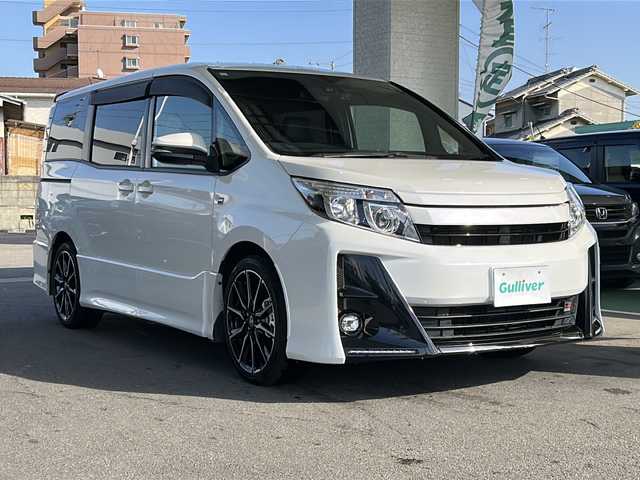 トヨタ ノア Si GRスポーツ 愛媛県 2019(令1)年 3.6万km ホワイトパールクリスタルシャイン 純正ナビ(フルセグTV/CD/DVD/AM・FM/BT)/バックカメラ/ビルトインETC/前方ドラレコ/ToyotaSafetySenseC/・プリクラッシュセーフティシステム/・レーンディパーチャーアラート/・オートマチックハイビーム/先行車発進告知機能/クルーズコントロール/両側パワースライドドア/GRフロアマット/アルミペダル/純正18インチアルミホイール/スペアキー