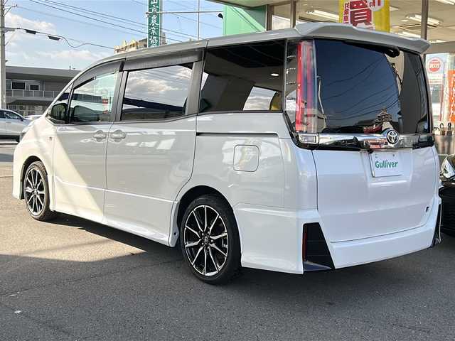 トヨタ ノア Si GRスポーツ 愛媛県 2019(令1)年 3.6万km ホワイトパールクリスタルシャイン 純正ナビ(フルセグTV/CD/DVD/AM・FM/BT)/バックカメラ/ビルトインETC/前方ドラレコ/ToyotaSafetySenseC/・プリクラッシュセーフティシステム/・レーンディパーチャーアラート/・オートマチックハイビーム/先行車発進告知機能/クルーズコントロール/両側パワースライドドア/GRフロアマット/アルミペダル/純正18インチアルミホイール/スペアキー