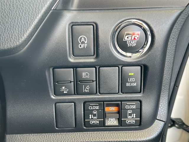 トヨタ ノア Si GRスポーツ 愛媛県 2019(令1)年 3.6万km ホワイトパールクリスタルシャイン 純正ナビ(フルセグTV/CD/DVD/AM・FM/BT)/バックカメラ/ビルトインETC/前方ドラレコ/ToyotaSafetySenseC/・プリクラッシュセーフティシステム/・レーンディパーチャーアラート/・オートマチックハイビーム/先行車発進告知機能/クルーズコントロール/両側パワースライドドア/GRフロアマット/アルミペダル/純正18インチアルミホイール/スペアキー