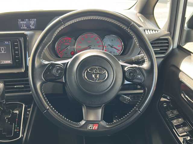 トヨタ ノア Si GRスポーツ 愛媛県 2019(令1)年 3.6万km ホワイトパールクリスタルシャイン 純正ナビ(フルセグTV/CD/DVD/AM・FM/BT)/バックカメラ/ビルトインETC/前方ドラレコ/ToyotaSafetySenseC/・プリクラッシュセーフティシステム/・レーンディパーチャーアラート/・オートマチックハイビーム/先行車発進告知機能/クルーズコントロール/両側パワースライドドア/GRフロアマット/アルミペダル/純正18インチアルミホイール/スペアキー